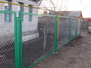 Забор для частного дома из сетки рабицы зеленый