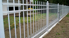 Ленточный фундамент для забора из профильной трубы белого